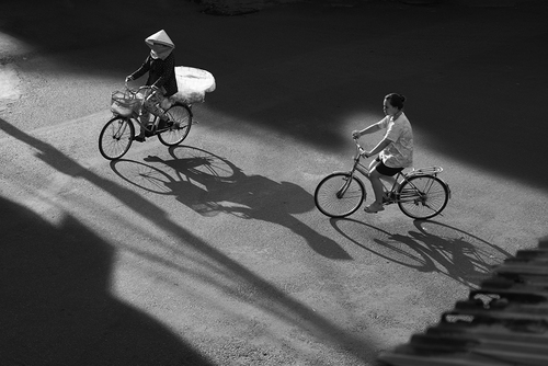 Nhiếp ảnh gia Nguyễn An Di - Street life Hai chi dap xe 